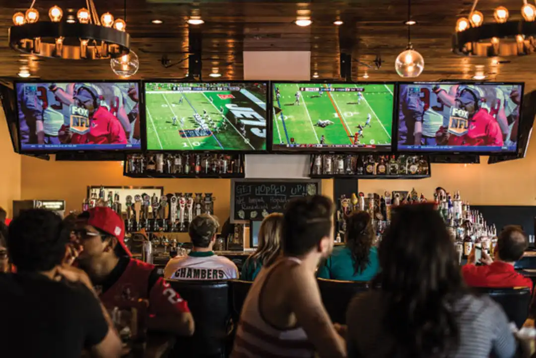 Aficionados en un bar viendo un partido